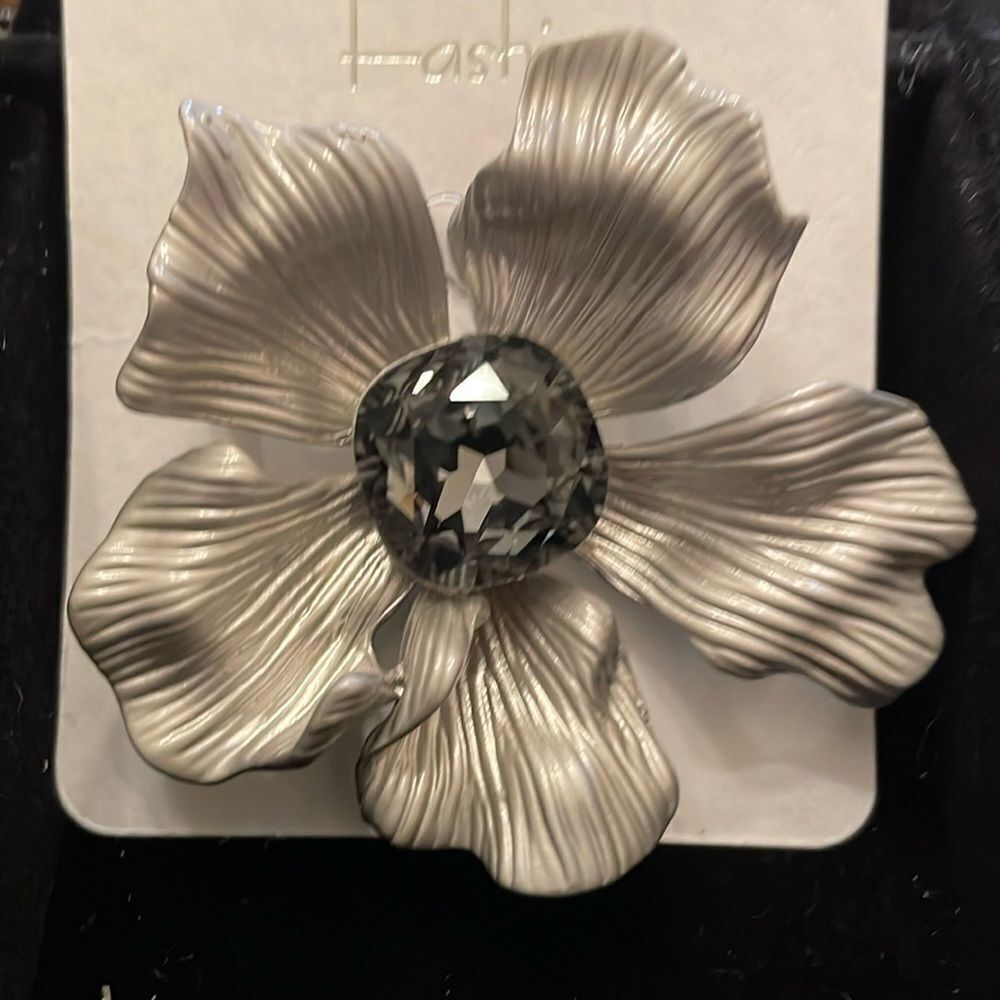 MATTE GRAY FLOWER BROOCH‎